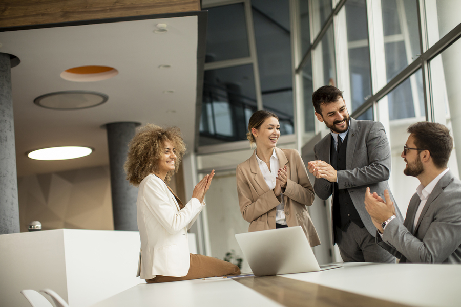 Importancia de la cultura organizacional - Empleados colaborando en equipo, representando una cultura organizacional positiva y unida